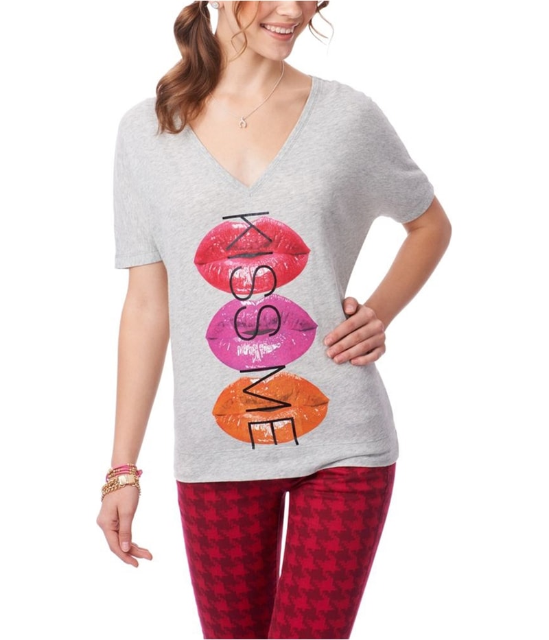 Aeropostale Womens Kiss Me Ss V-neck Loose Fit Graphic T-Shirt