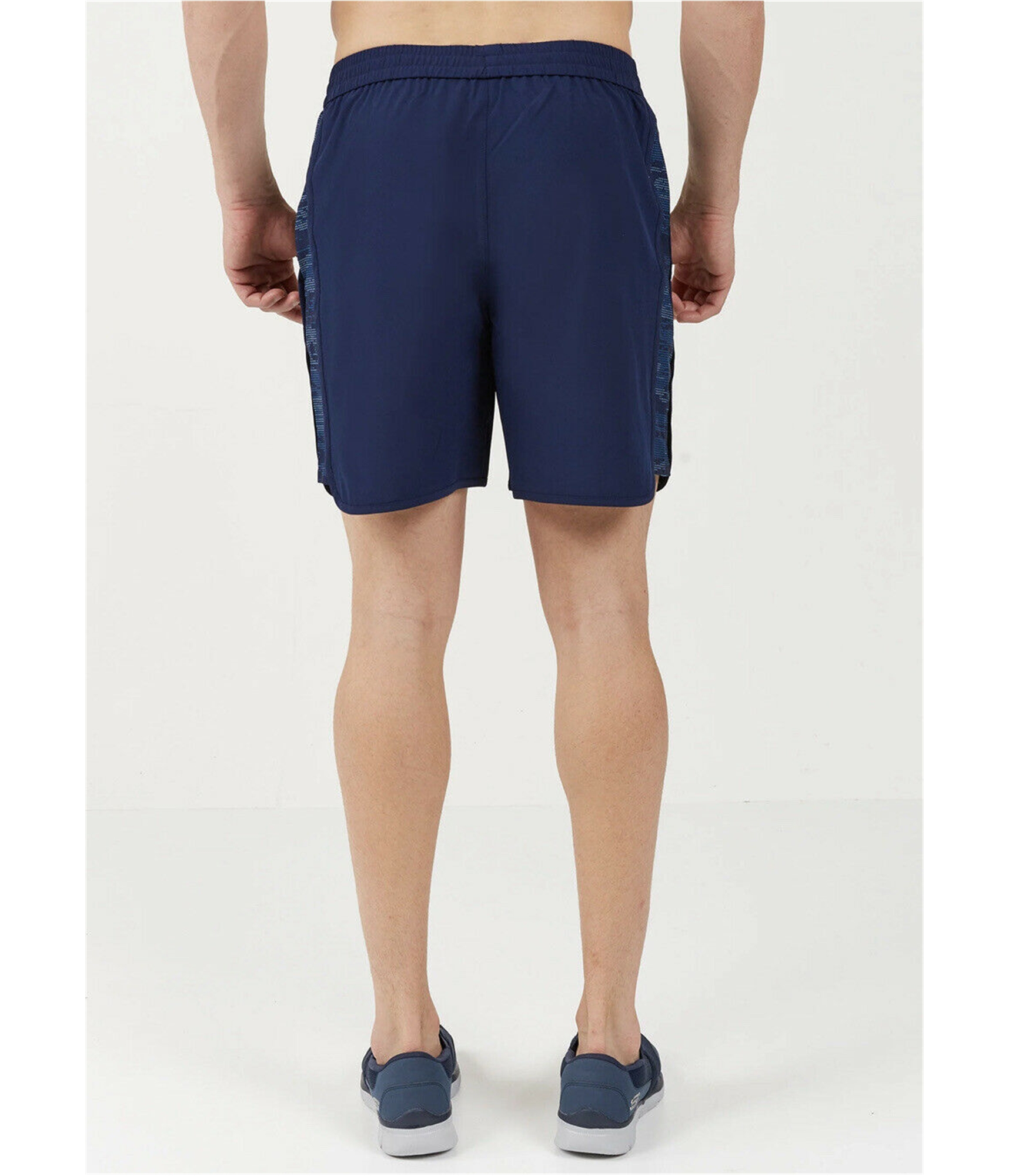 Мужские трехцветные спортивные шорты для тренировок Skechers 4890₽